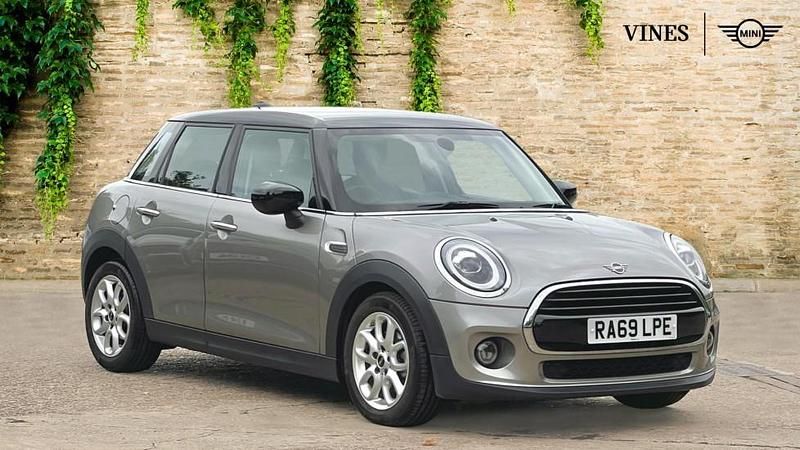 Melting silver Used 2019 Mini Cooper Classic Hatchback | £14,390 (Fair price) - Image 1/4