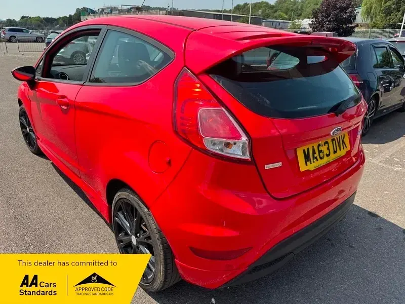 Used Ford Fiesta Zetec 125 HP (91 kW) 2013 Red Hatchback