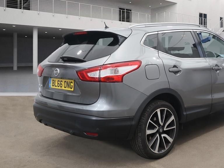 Used Nissan Qashqai Tekna 113 HP (83 kW) 2016 Grey SUV