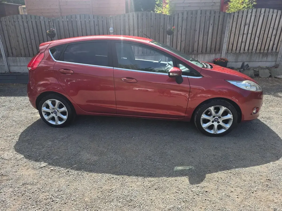 Used Ford Fiesta Titanium 96 HP (70 kW) 2009 Red Hatchback