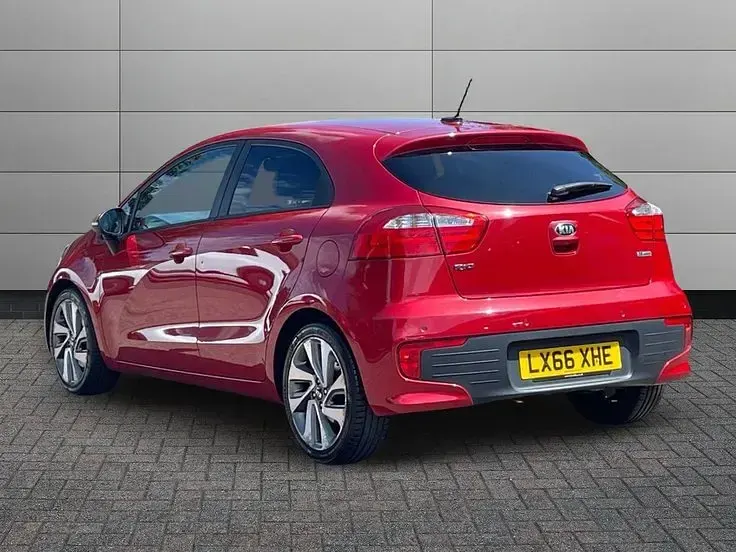 Used Kia Rio 107 HP (78 kW) 2016 Red Hatchback