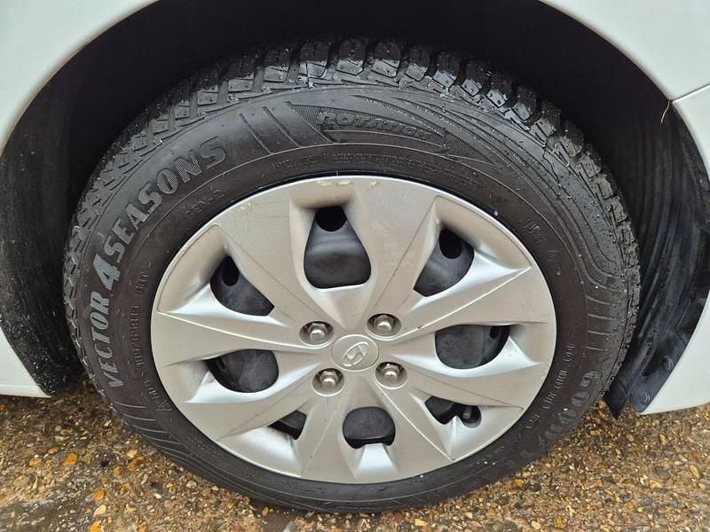 Used Hyundai i20 75 HP (55 kW) 2018 White Hatchback