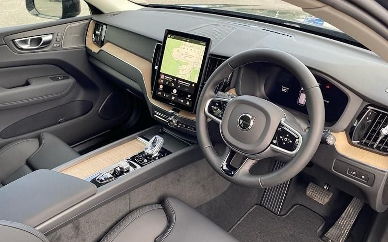 Ny Volvo XC60 Plus 350 HK (257 kW) 2025 Röd SUV