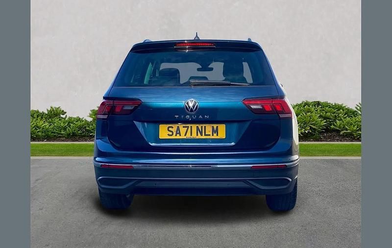 Usado VW Tiguan Life 150 CV (110 kW) 2021 Azul SUV