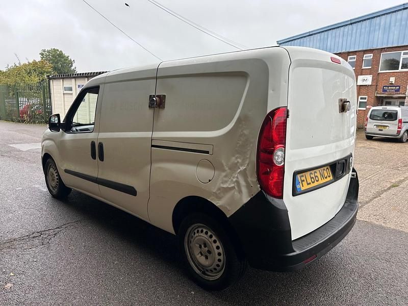 Used Vauxhall Combo 105 HP (77 kW) 2016 White Van