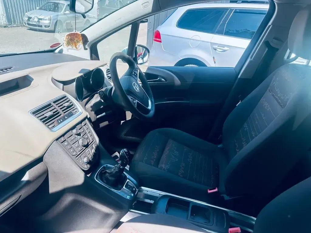 Used Vauxhall Meriva 130 HP (95 kW) 2011 White MPV