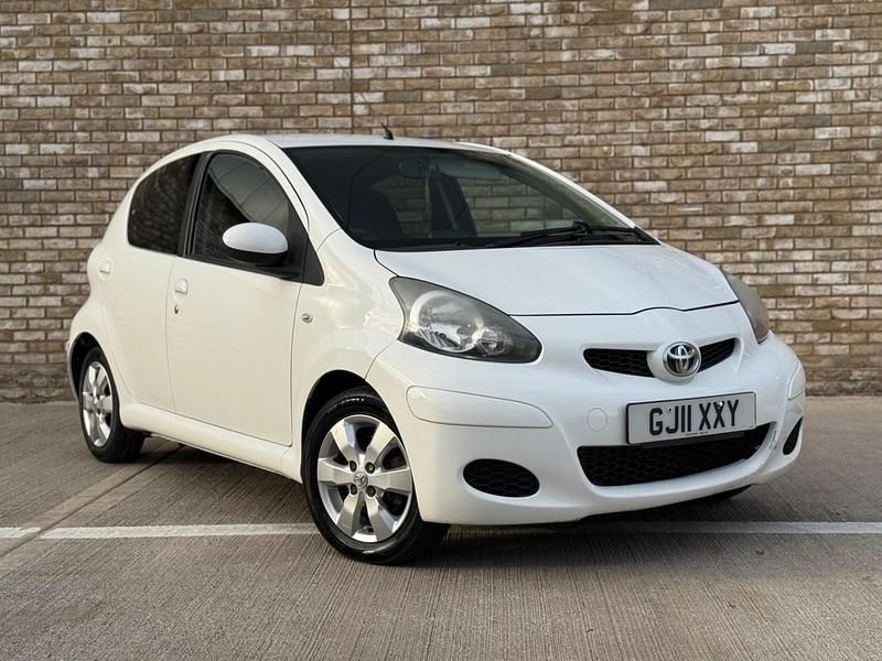 White Used 2011 Toyota Aygo Hatchback | £2,500 (Fair price) - Image 1/4