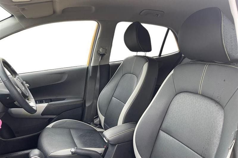 Used Kia Picanto X-Line 66 HP (48 kW) 2023 Yellow Hatchback