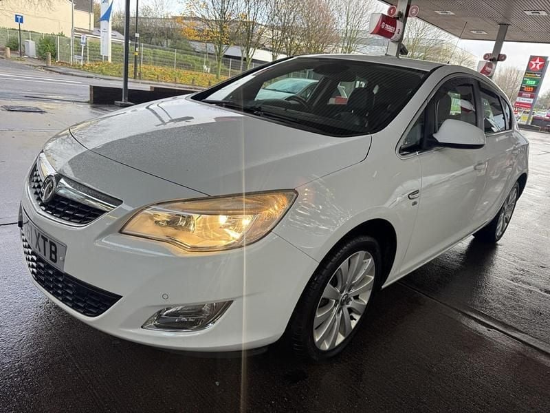 Used Vauxhall Astra Elite 165 HP (121 kW) 2011 White Hatchback