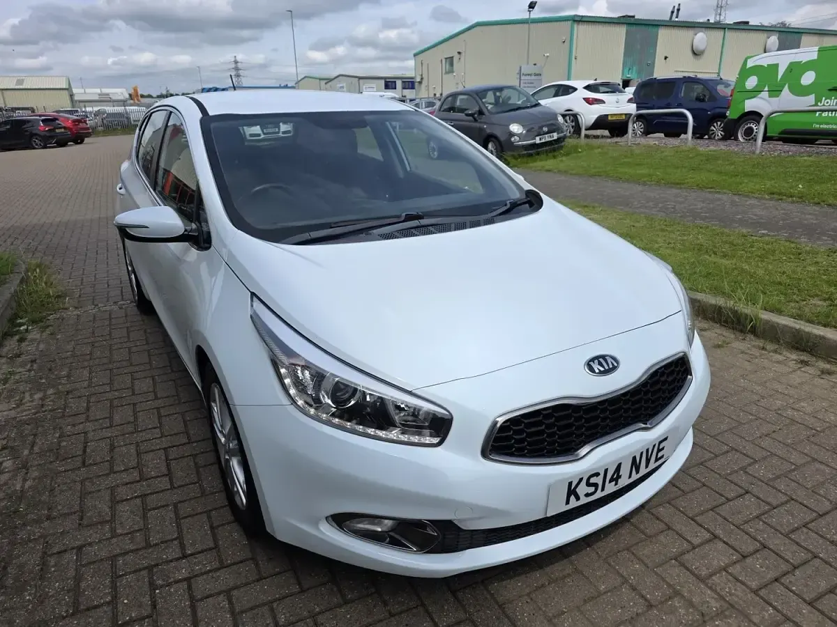 Used Kia Ceed 128 HP (94 kW) 2014 White Hatchback