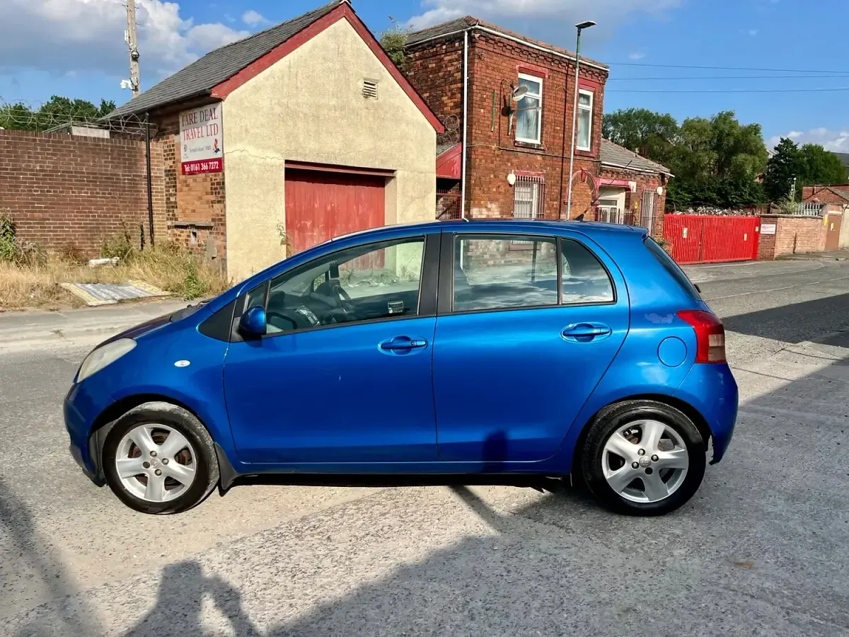 Used Toyota Yaris 85 HP (62 kW) 2006 Blue Hatchback