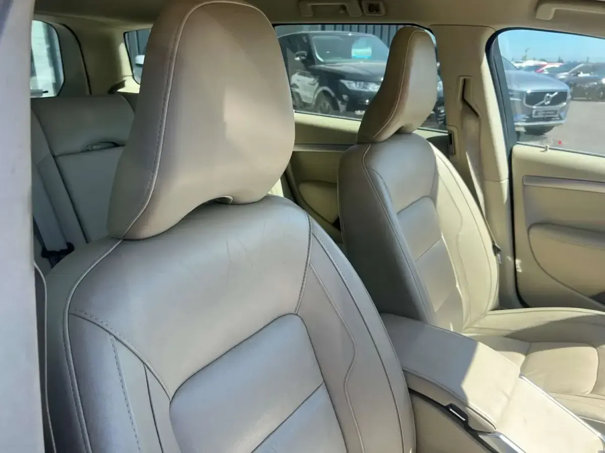 Second-hand Volvo V70 SE 181 CP (133 kW) 2015 Argintiu Break