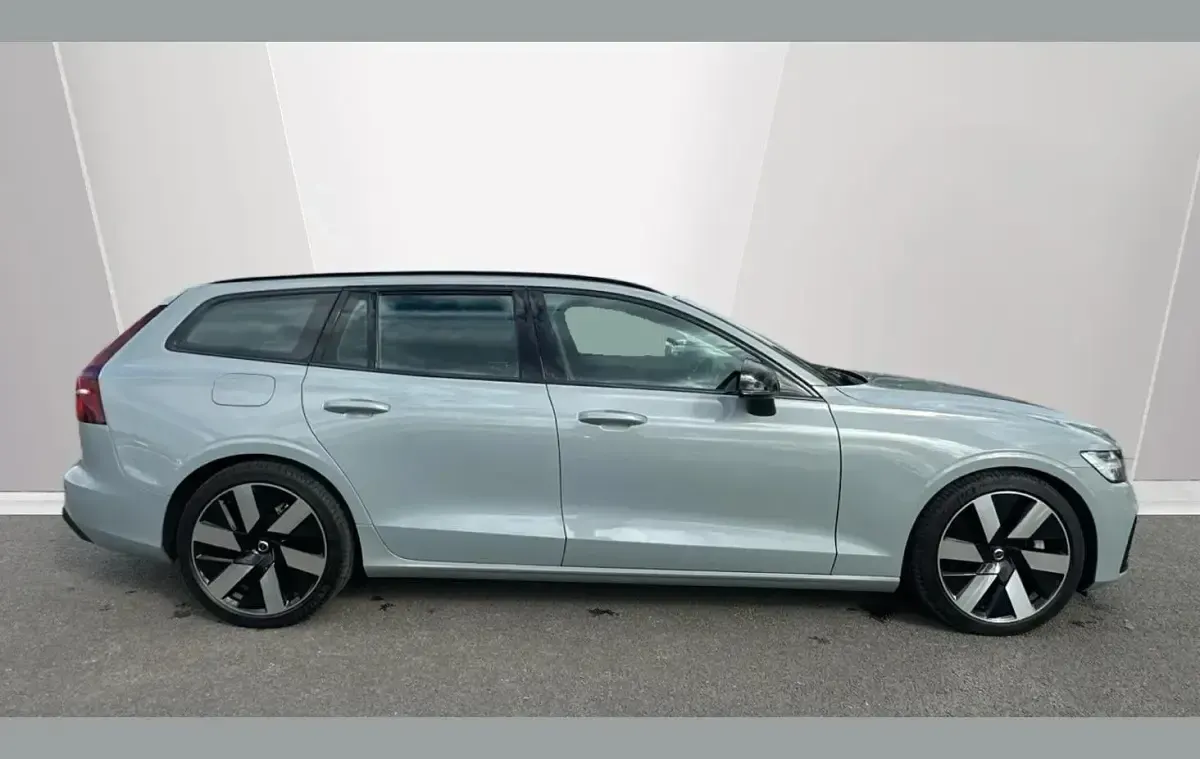 Usado Volvo V60 Plus 345 HP (253 kW) 2025 Cinzento Carrinha