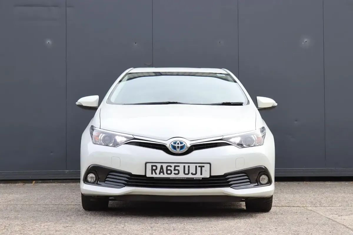 Used Toyota Auris Hybrid Design 2016 White Hatchback