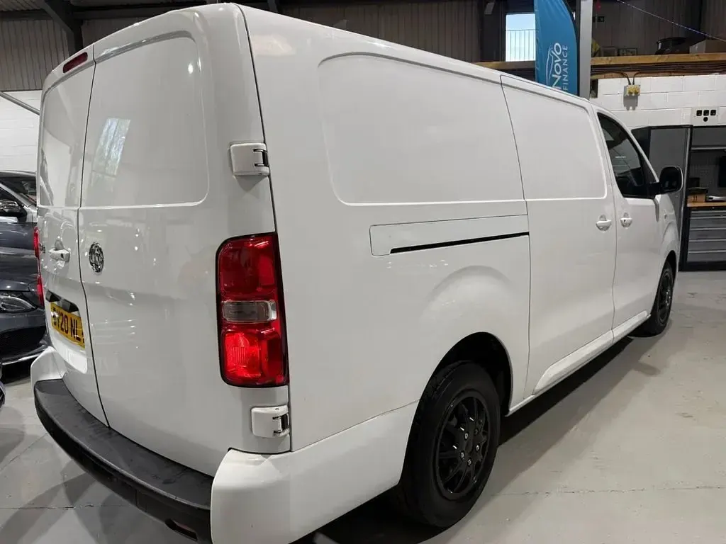 Second-hand Vauxhall Vivaro Sportive 100 CP (73 kW) 2020 Alb Monovolum