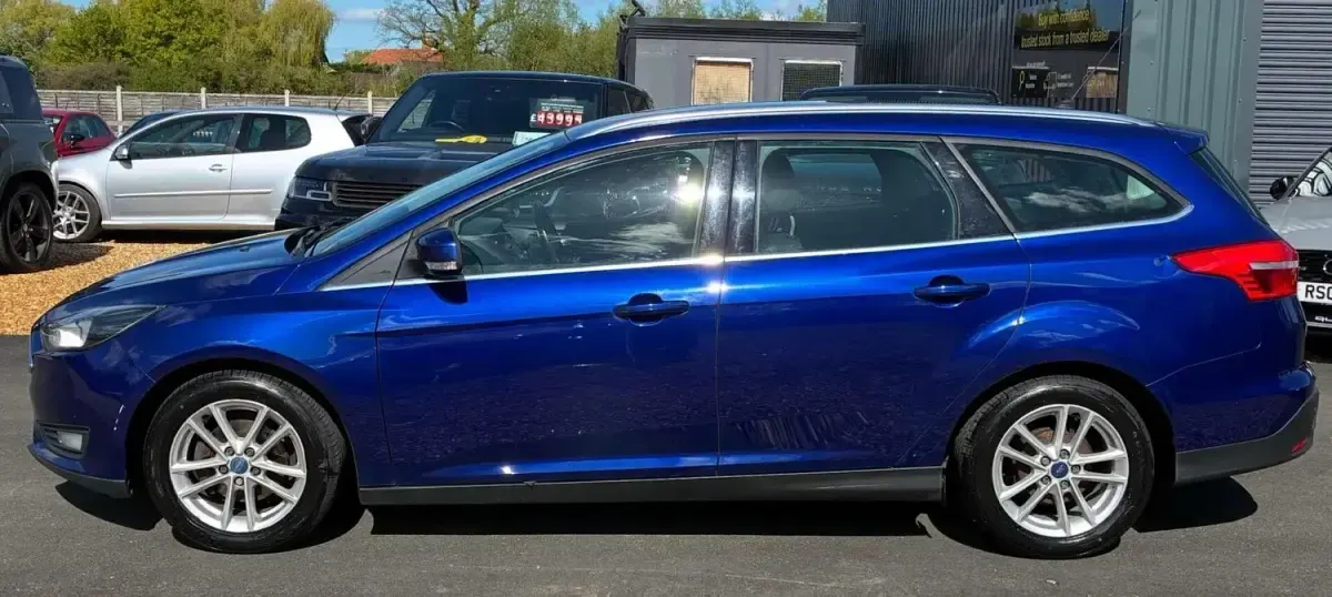 Usado Ford Focus Zetec 115 CV (84 kW) 2015 Azul Familiar