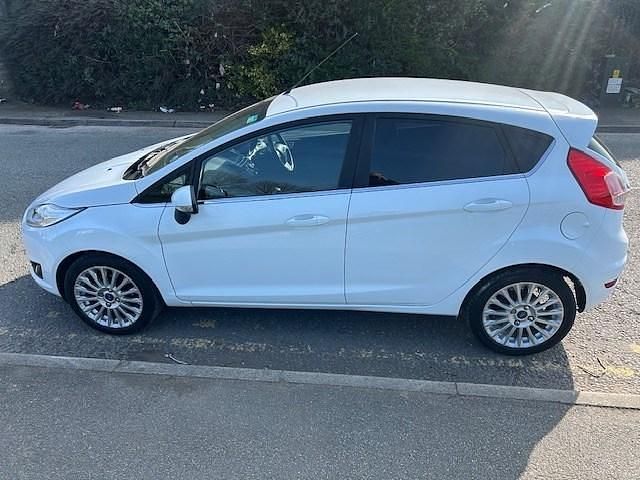 Used Ford Fiesta Titanium 125 HP (91 kW) 2014 White Hatchback
