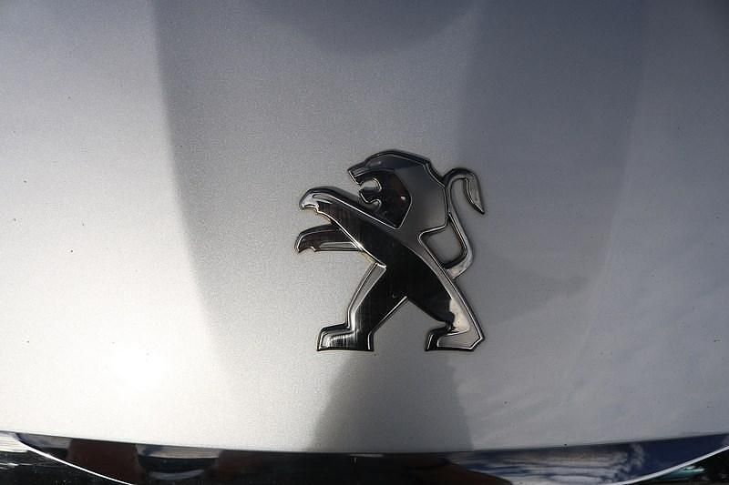 Usado Peugeot 308 Access 100 HP (73 kW) 2015 Prateado Citadino