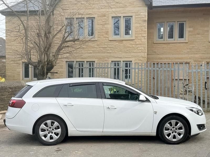 Used Vauxhall Insignia SRi 163 HP (119 kW) 2015 White Estate
