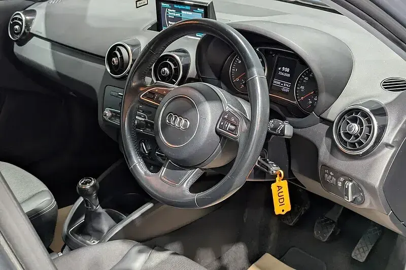 Used Audi A1 Sportback Sport 95 HP (69 kW) 2018 Blue Hatchback
