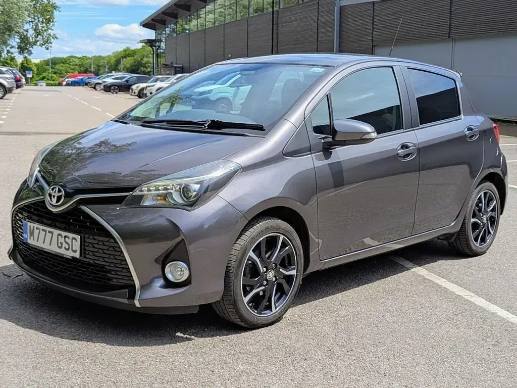 Used Toyota Yaris Design 99 HP (72 kW) 2016 Grey Hatchback