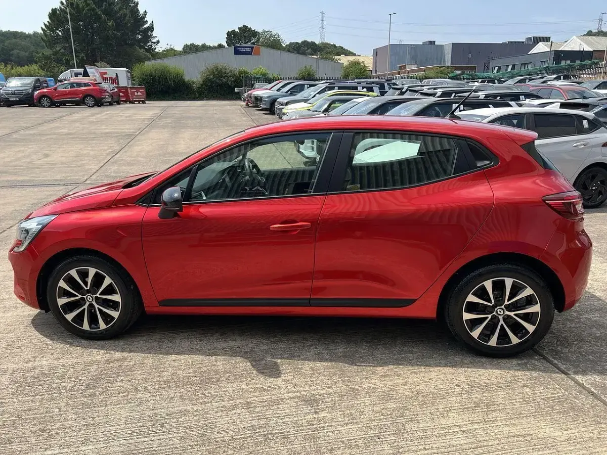 Used Renault Clio Evolution 89 HP (65 kW) 2023 Red Hatchback