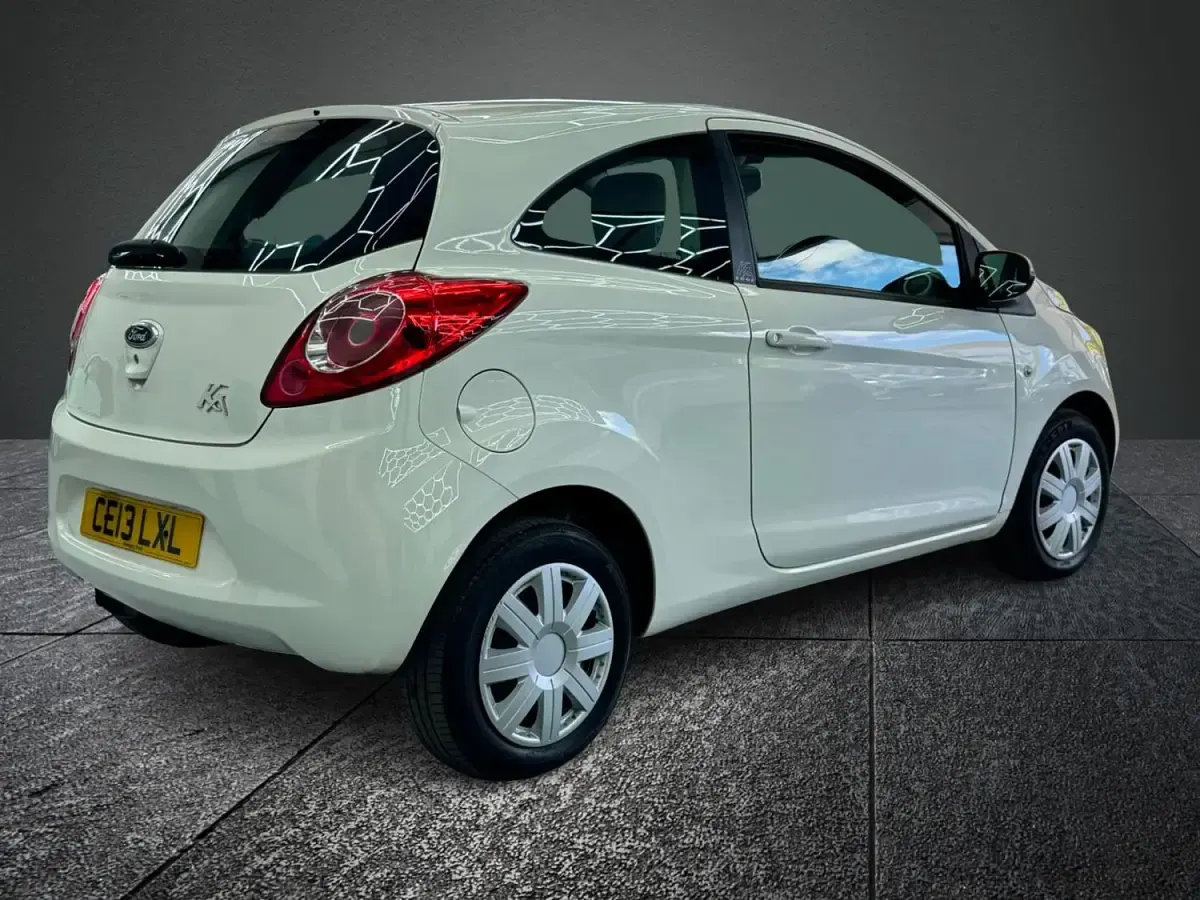 Used Ford Ka 69 HP (50 kW) 2013 White Hatchback