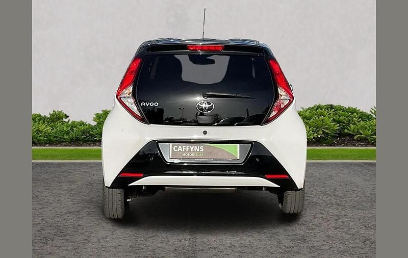 Used Toyota Aygo Trend 71 HP (52 kW) 2021 White Hatchback