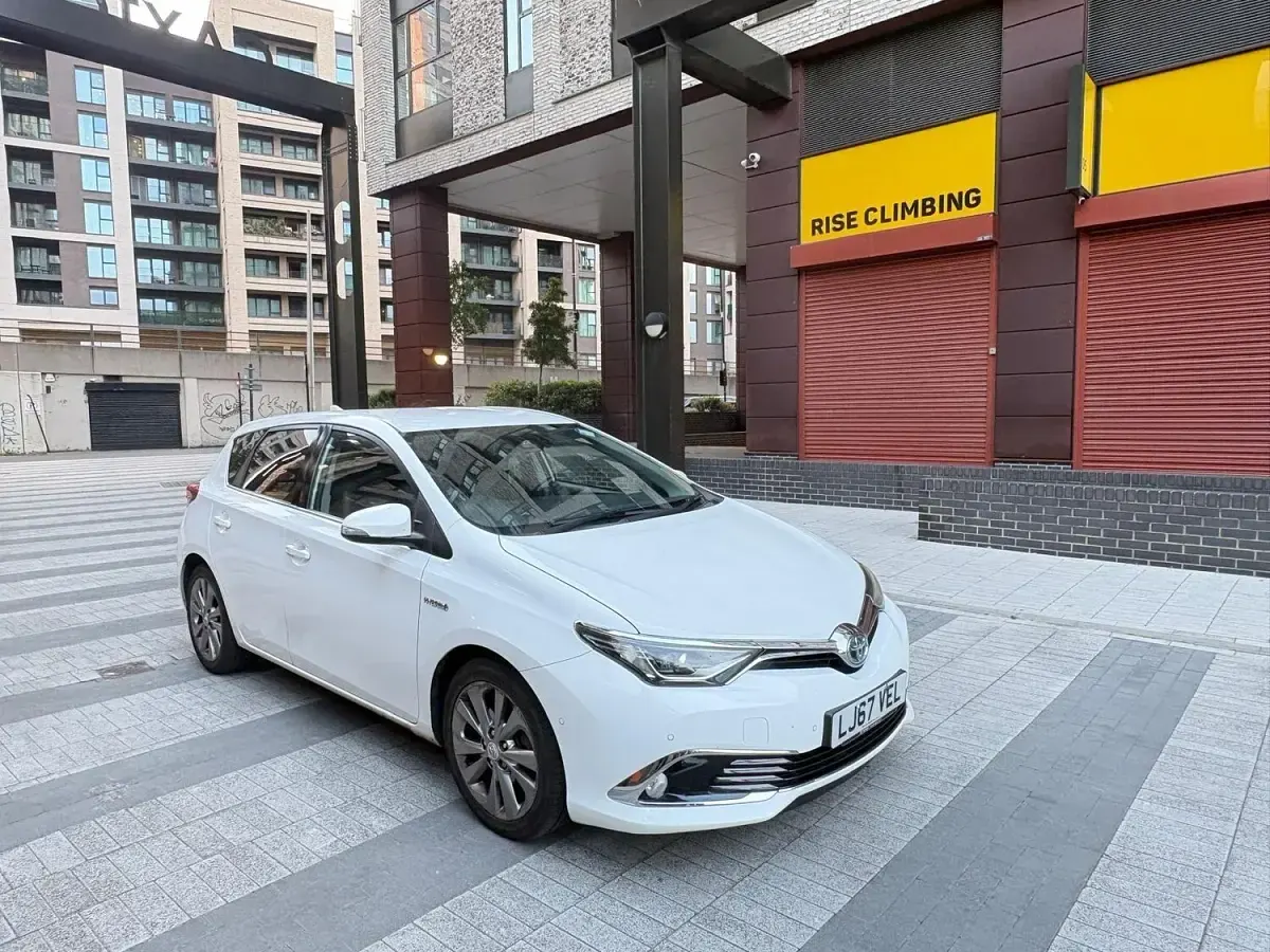 Used Toyota Auris Hybrid 2017 White Hatchback