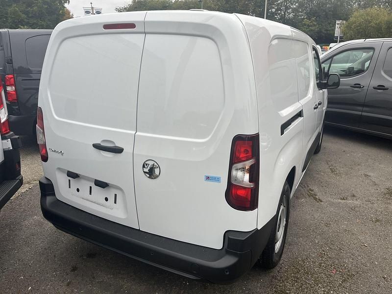 New Vauxhall Combo 100 kW (136 HP) 2025 Kaolin white MPV