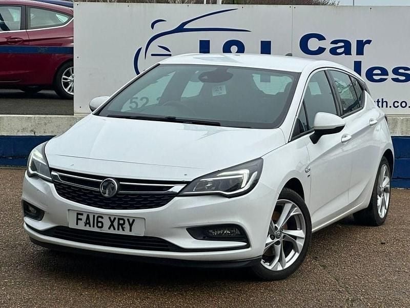 Used Vauxhall Astra SRi 136 HP (100 kW) 2016 White Hatchback
