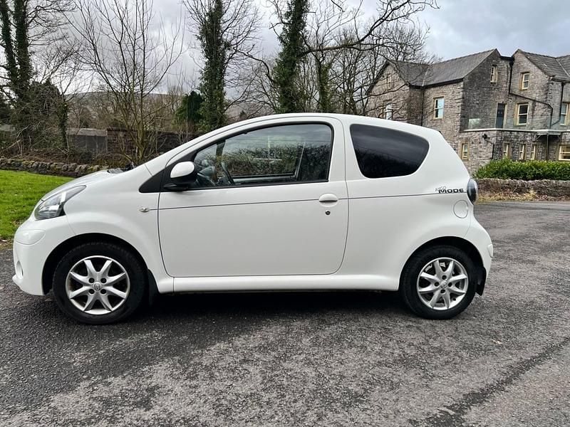 Used Toyota Aygo 68 HP (50 kW) 2013 White Hatchback