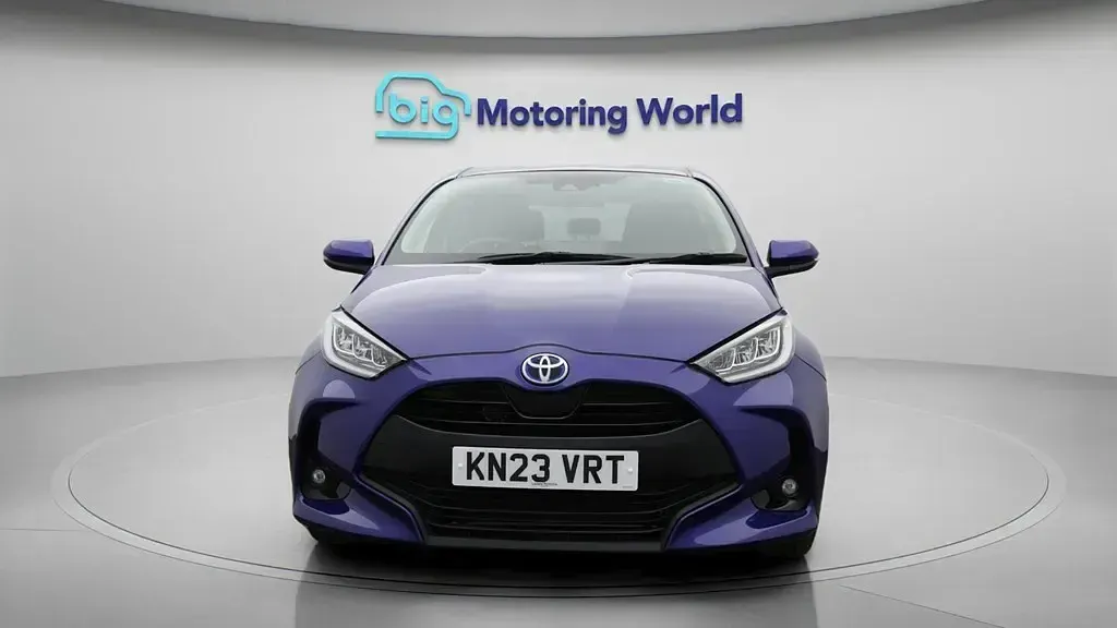 Used Toyota Yaris Design 116 HP (85 kW) 2023 Blue Hatchback