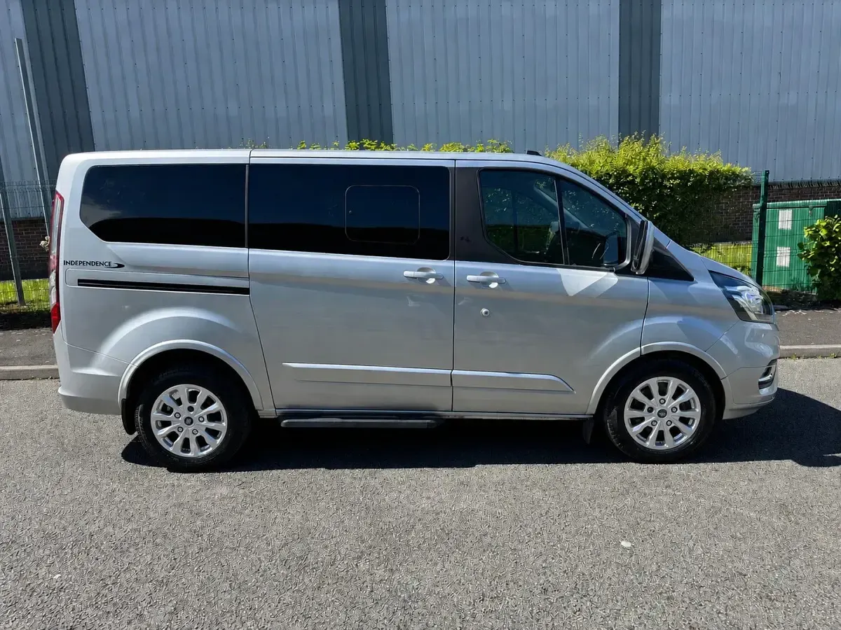 Usado Ford Tourneo Titanium 130 HP (95 kW) 2020 Prateado Monovolume