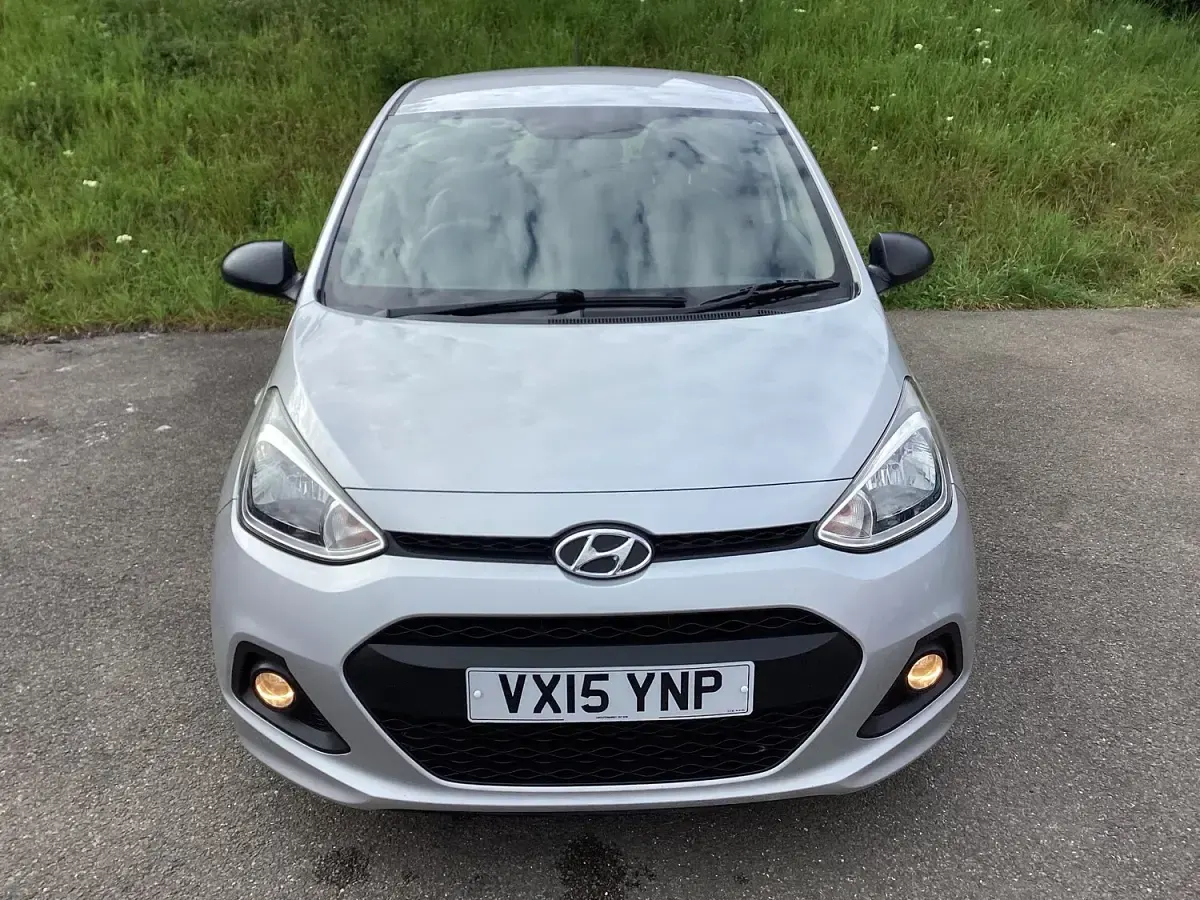 Usado Hyundai i10 67 CV (49 kW) 2015 Plateado Utilitario