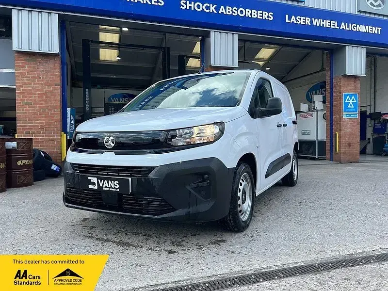 Used Vauxhall Combo 101 HP (74 kW) 2024 White MPV