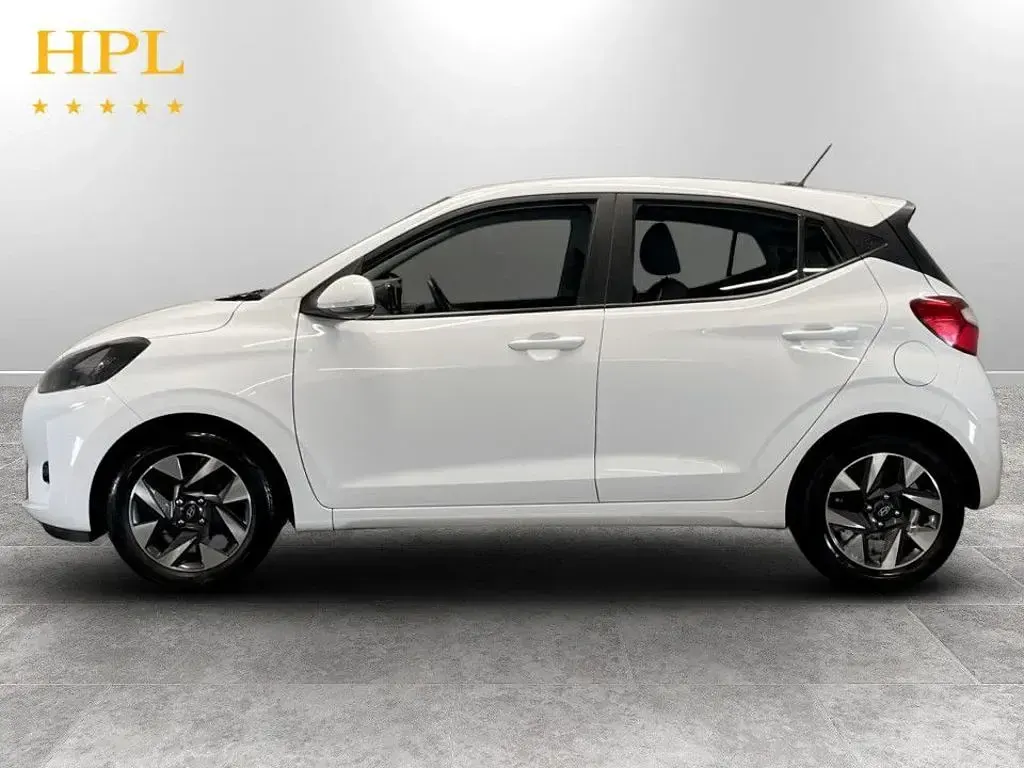 Used Hyundai i10 Advanced 67 HP (49 kW) 2024 White Hatchback