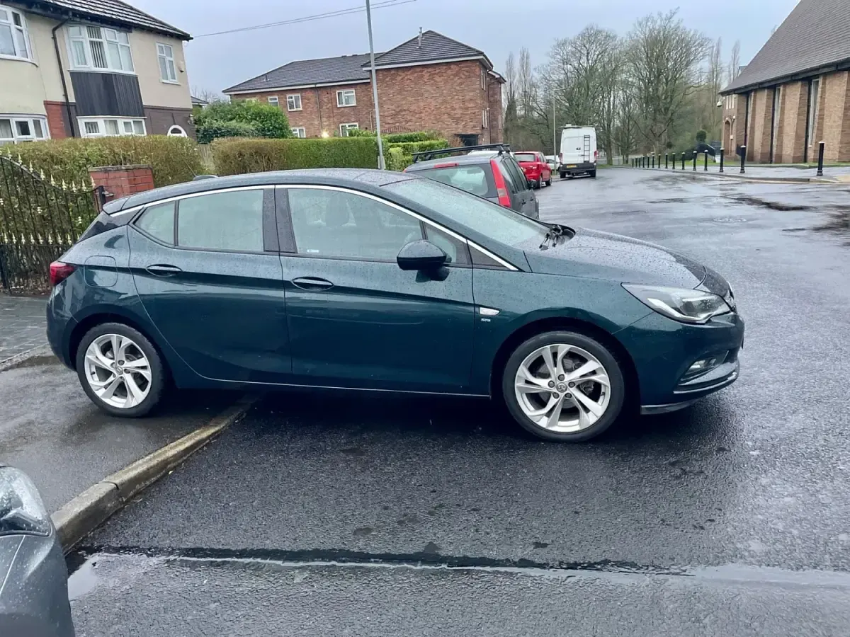 Gebraucht Vauxhall Astra SRi 105 PS (77 kW) 2016 Grün Kleinwagen