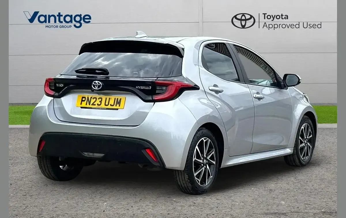 Used Toyota Yaris Design 113 HP (83 kW) 2023 Silver Hatchback