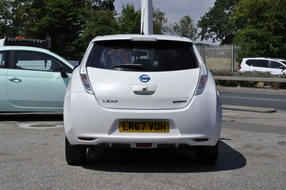 Used Nissan Leaf Tekna 80 kW (109 HP) 2017 White Hatchback