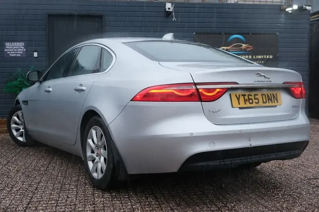 Używany Jaguar XF Prestige 163 KM (119 kW) 2015 Srebrny Sedan/Limuzyna