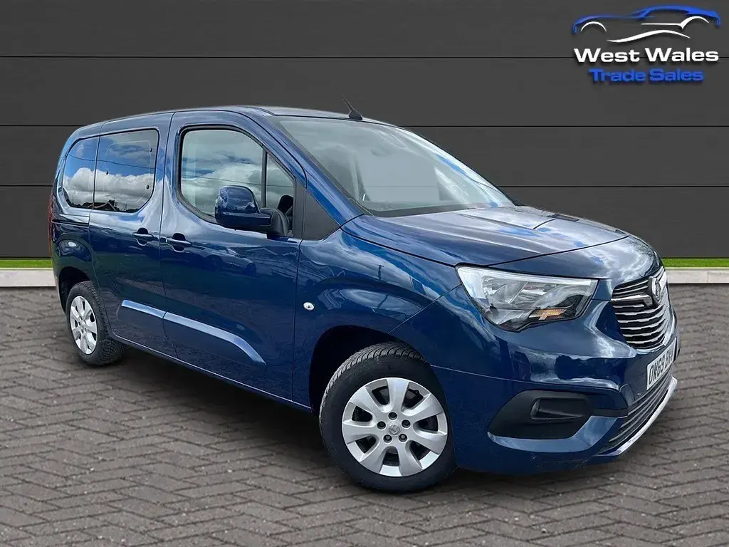 Second-hand Vauxhall Combo S 130 CP (95 kW) 2020 Albastru Monovolum