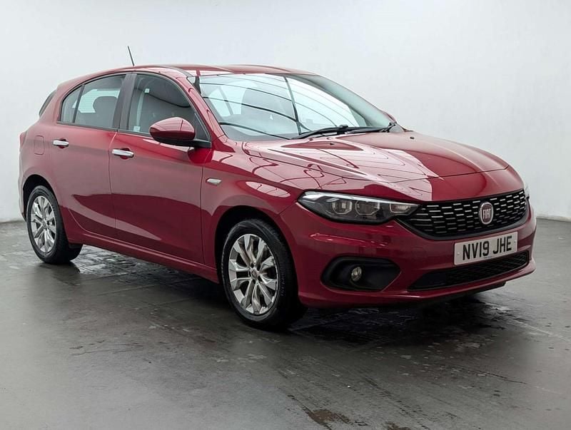 Used Fiat Tipo Easy Plus 120 HP (88 kW) 2019 Red Hatchback