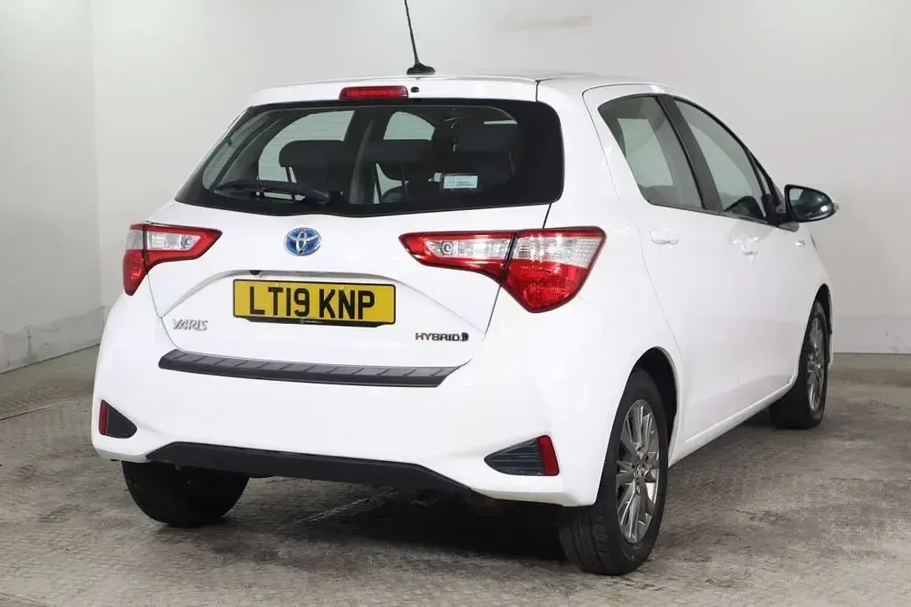 Used Toyota Yaris Hybrid 100 HP (73 kW) 2019 White Hatchback
