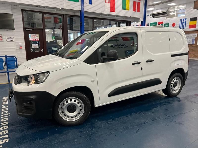 Used Peugeot Partner 75 HP (55 kW) 2019 White MPV