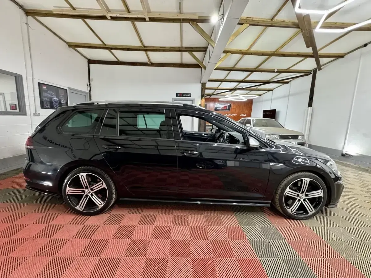 Begagnad VW Golf VII R 310 HK (228 kW) 2018 Svart Kombi