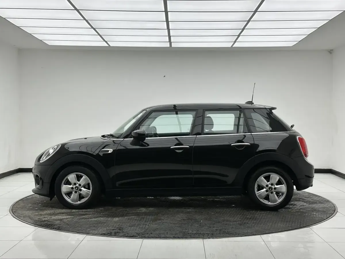 Second-hand Mini Cooper Classic 136 CP (100 kW) 2020 Negru Hatchback