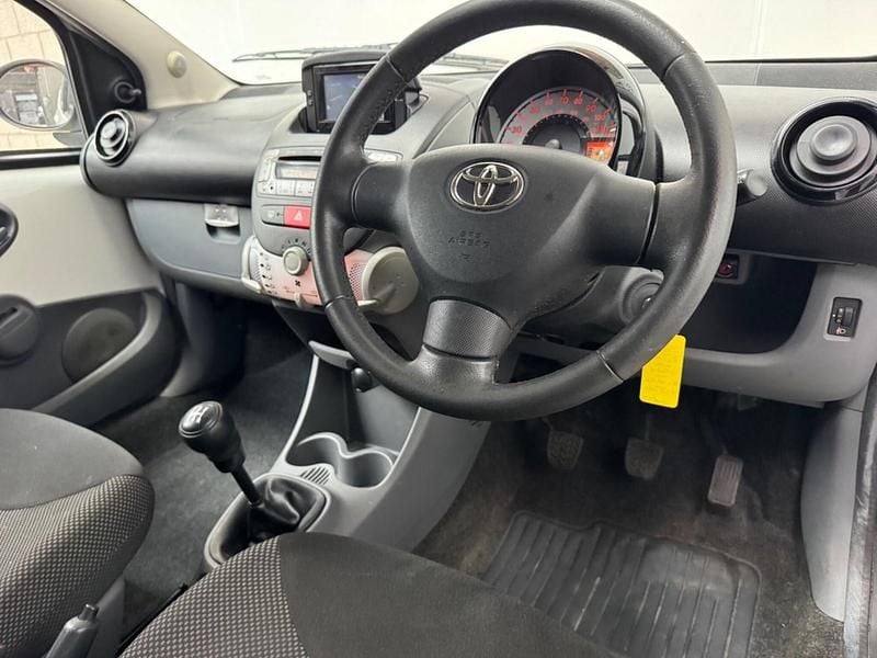 Begagnad Toyota Aygo 68 HK (50 kW) 2011 Vit Halvkombi