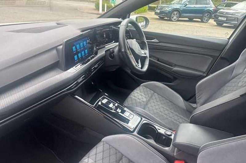Second-hand VW Golf VIII 150 CP (110 kW) 2023