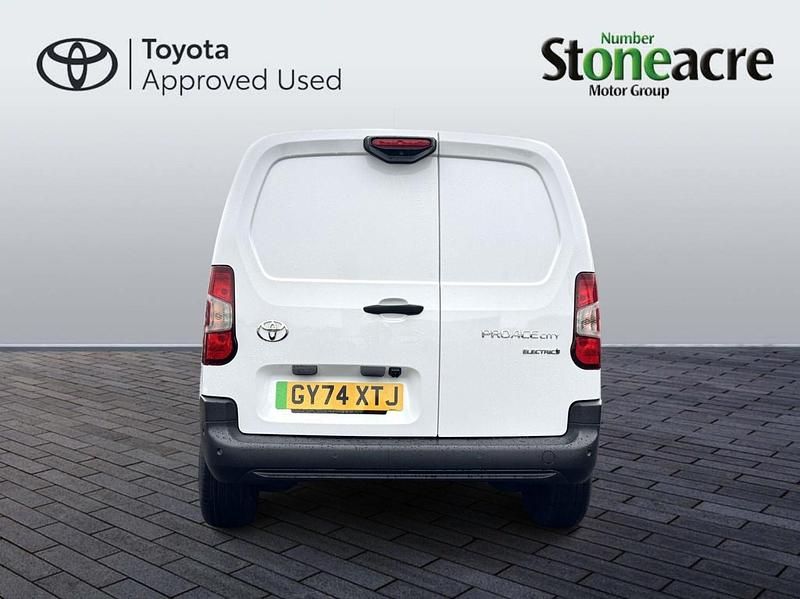 Used Toyota Proace 50 kW (68 HP) 2024 White MPV